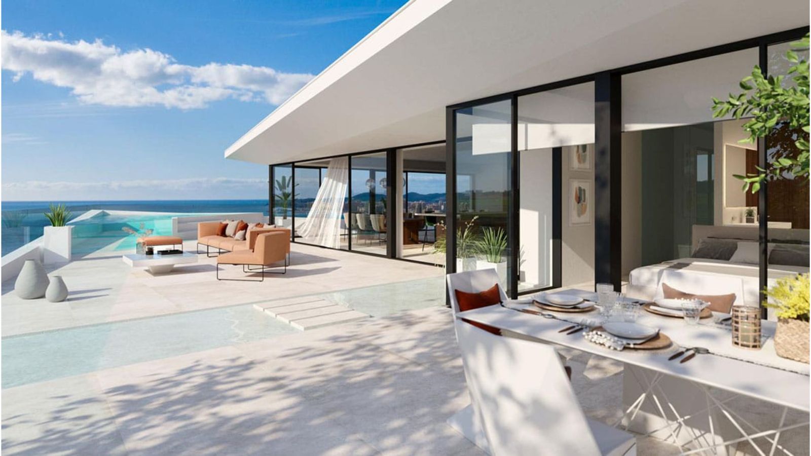 Luxe penthouse balkon met zeezicht en eethoek.